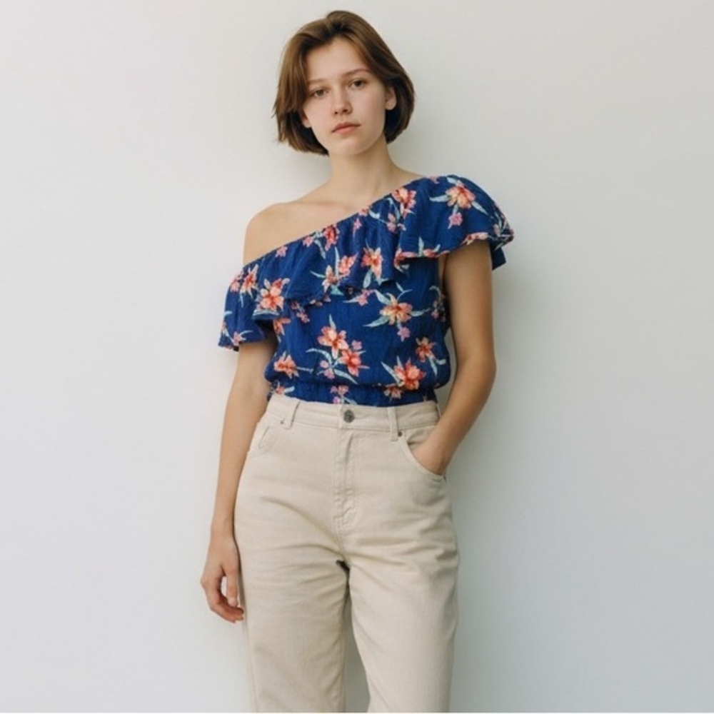 NWT $35 American Eagle floral, one shoulder ruffle top. Elastic waist - size L